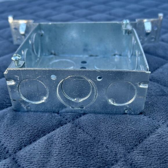 ─୨ৎ─ 4" Square Galvanized Electrical Junction Box W/ Bracket (4E-088) - Picture 4 of 4